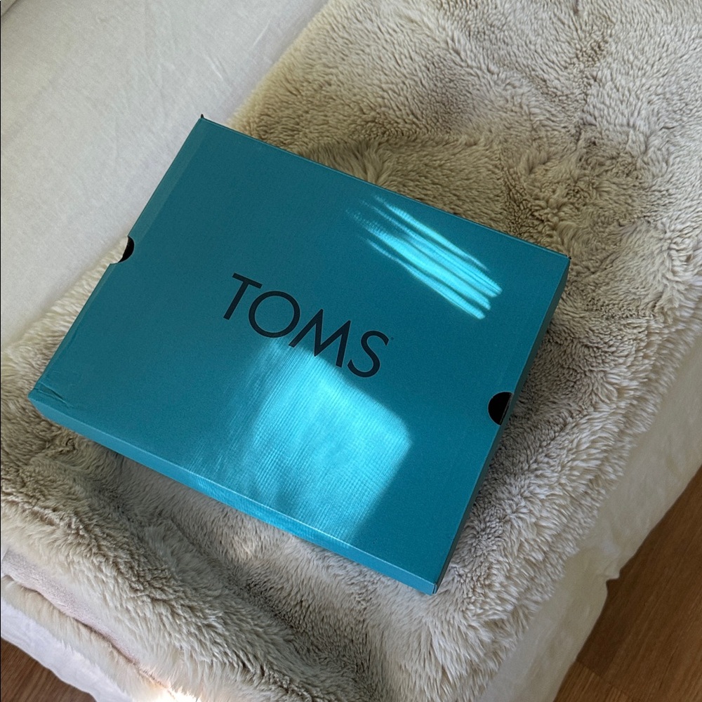 Toms - Picture 2 of 7